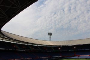 Elf arrestaties rond Feyenoord–Fenerbahçe: supporter geraakt door gegooide paal